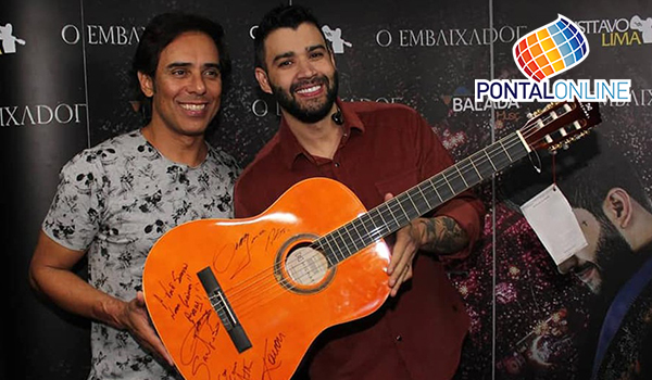 Artistas do VillaMix Uberaba assinam violão em prol do Hospital Hélio Angotti