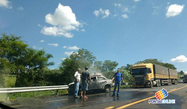 BARRETOS: Carro pega fogo em batida e mata 3 PMs