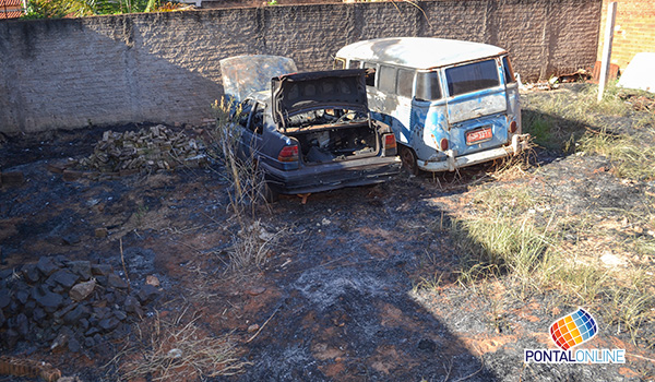 Incêndio em terreno se alastra e atinge dois carros