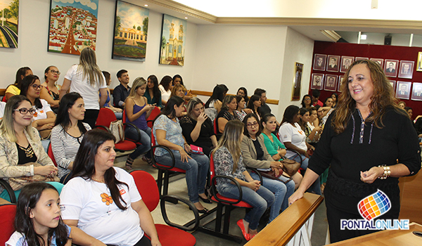 Isabel Tacelli faz palestra para profissionais da educação