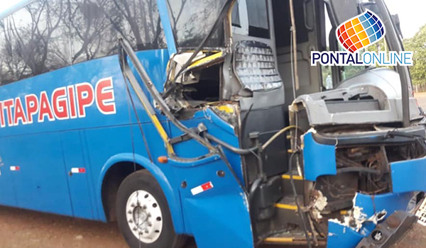 Ônibus de universitários de Itapagipe bate em guincho da PRF, na BR-153