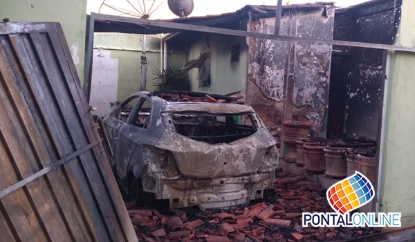 Incêndio destrói completamente casa de Ex-vereador da cidade de Fronteira