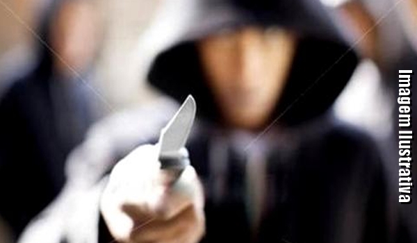 Armado com faca, assaltante invade residência no Centro para roubar mulher