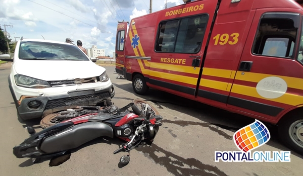 Motociclista é socorrido ao Hospital após colidir com carro na Vila Esperança