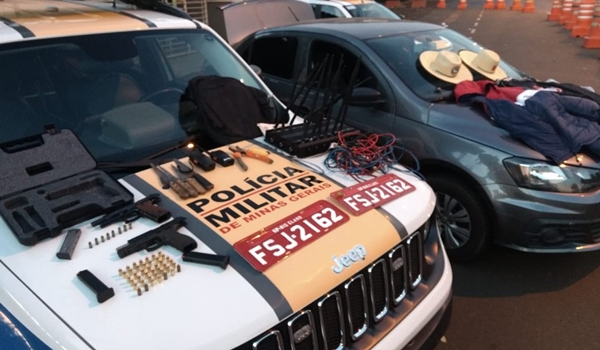 Motorista é detido na MG-2540 em Conceição das Alagoas com carro furtado e armas