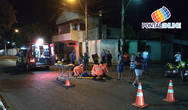 Corpo de Bombeiros socorre vítima de acidente entre motocicleta e automóvel que aconteceu em frente uma academia na Avenida Goiás