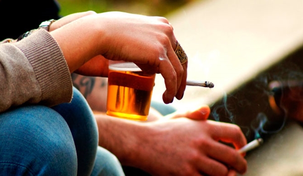 Brasileiros bebem mais e fumam menos, aponta Pesquisa Nacional de Saúde do IBGE