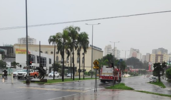 Após forte chuva em Uberlândia, prefeito estima R$ 1 milhão em reparos; alerta do Inmet continua