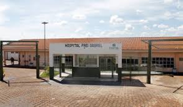 MULHER ENCAMINHADA AO HOSPITAL FREI GABRIEL COM SUSPEITA DE TUBERCULOSE MORRE, E MARIDO ACUSA INSTITUIÇÃO DE NEGLIGÊNCIA