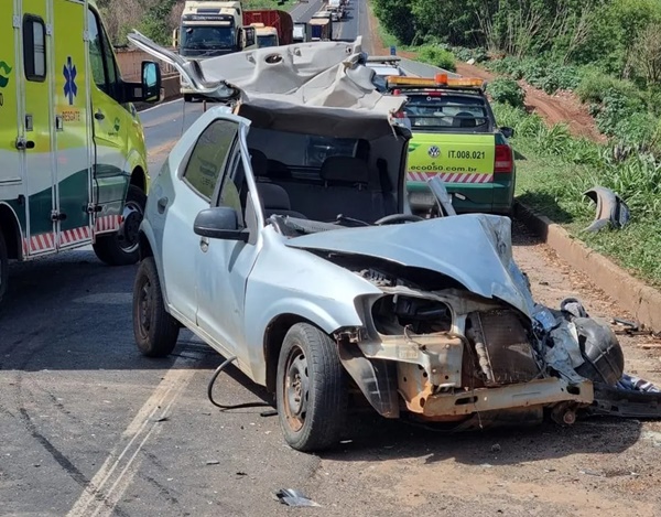 MOTORISTA TENTA ULTRAPASSAGEM ENTRE DUAS CARRETAS, PERDE CONTROLE E BATE NA BR-050 EM UBERABA