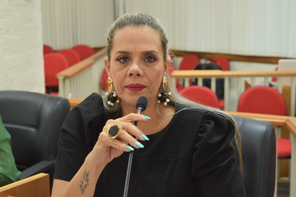 VEREADORA JULIENE SABINO PROPÕE CRIAÇÃO DO CONSELHO MUNICIPAL DE DIVERSIDADE SEXUAL, DE GÊNERO E DE DIREITOS HUMANOS  