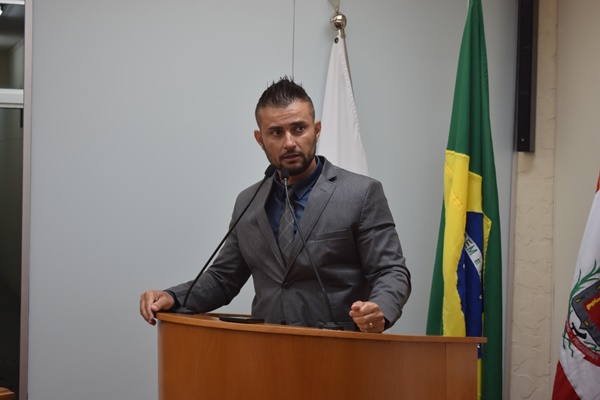 VEREADOR JHONATHAN LAVADOR PEDE INSTALAÇÃO DE TOTEM DE SEGURANÇA NA PORTA DE COLÉGIO NO BAIRRO ALTO BOA VISTA 