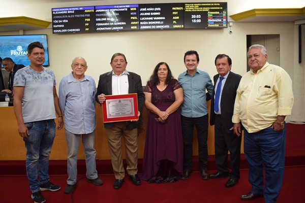 CÂMARA DE FRUTAL ENTREGA TÍTULO DE CIDADÃO HONORÁRIO PARA O EX-VEREADOR “JARARACA” 