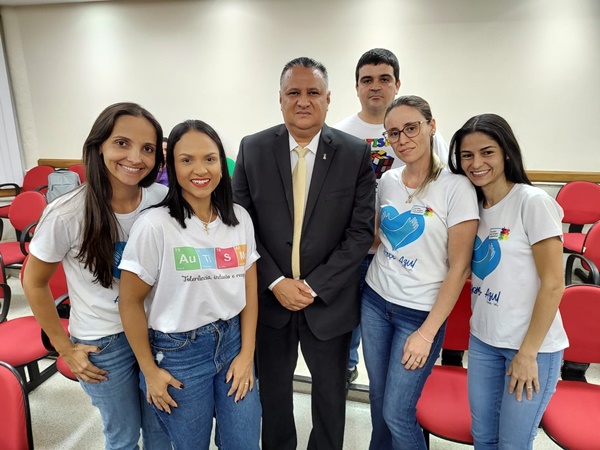 ONG “ABRAÇO AZUL” FAZ CONVITE NA CÂMARA PARA CONCERTO COM PIANISTA FRUTALENSE 