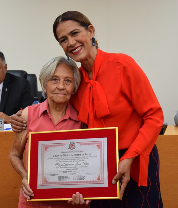 VOLUNTÁRIA DA AVCC RECEBE TÍTULO DE CIDADÃ HONORÁRIA DE FRUTAL