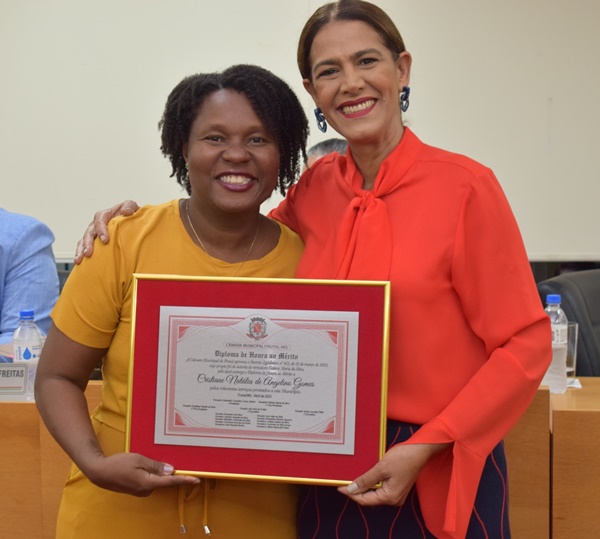 DIPLOMA DE HONRA AO MÉRITO É CONCEDIDO A DIRETORA DO CEMEI 