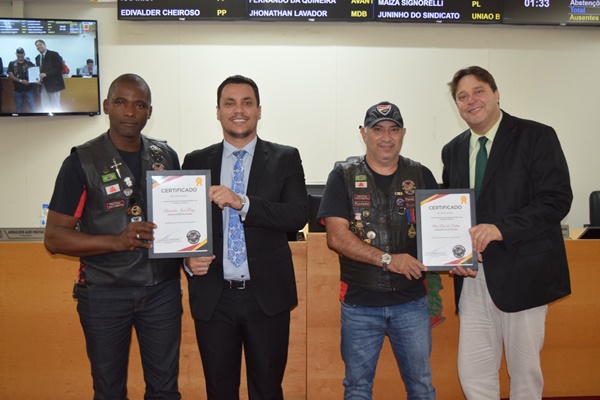 MOTO CLUBE “FALCÕES SELVAGENS” PRESTA HOMENAGEM A TRÊS VEREADORES DE FRUTAL POR APOIO AO GRUPO