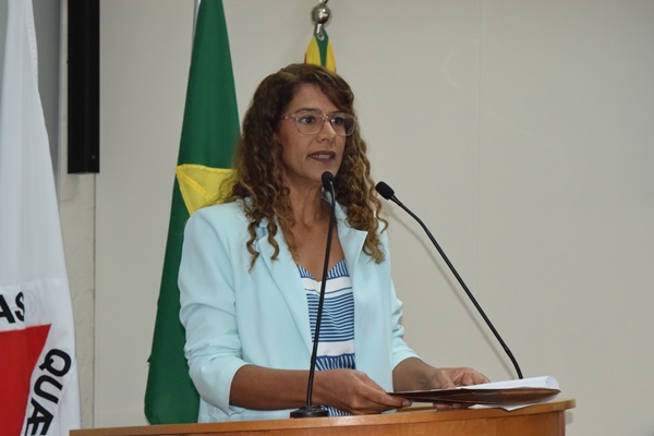 VEREADORA GISLENE MARIA PEDE INFORMAÇÕES SOBRE O RECAPEAMENTO DE RUAS EM FRUTAL