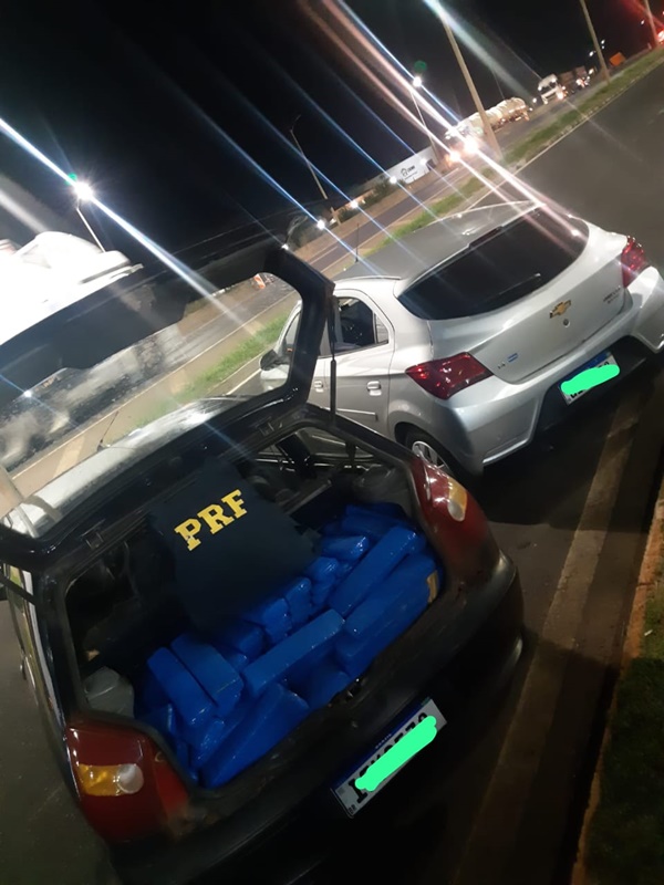 POLÍCIA RODOVIÁRIA FEDERAL APREENDE MAIS DE 200 KG DE MACONHA EM UBERABA