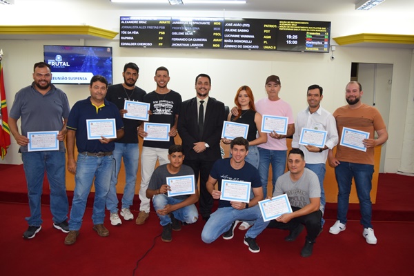 PILOTOS DE MOTOCROSS RECEBEM MOÇÃO DE APLAUSO POR REPRESENTAREM FRUTAL EM COMPETIÇÕES DA CATEGORIA