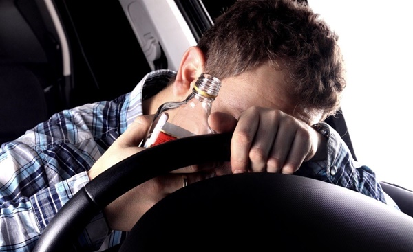 HOMEM ALCOOLIZADO DORME NO VOLANTE E É ACORDADO PELA POLÍCIA MILITAR NA AVENIDA BRASÍLIA