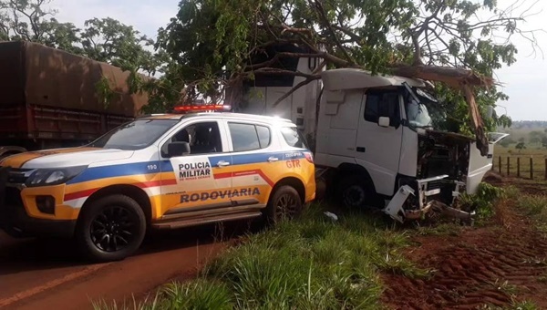 MOTORISTA SUSPEITO DE EMBRIAGUEZ BATE CARRETA E INTERDITA RODOVIA EM ITURAMA 