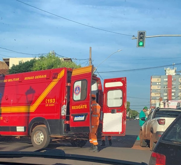 MOTOCICLISTA FICA FERIDO AO SER ATINGIDO POR AUTOMÓVEL NO CENTRO DE FRUTAL