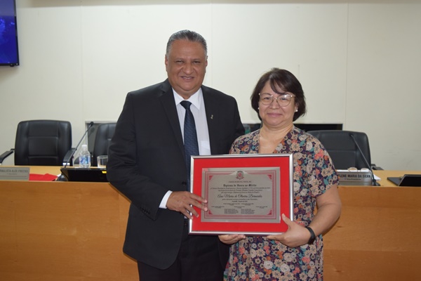 FRUTALENSE ANA MARIA BERNARDES RECEBE DIPLOMA DE HONRA AO MÉRITO EM SOLENIDADE NA CÂMARA