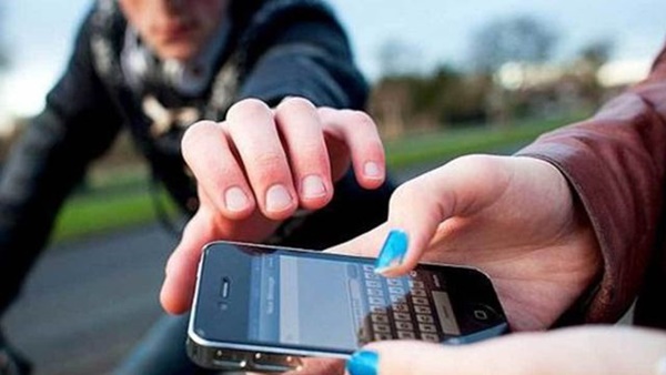 SUSPEITO DE ROUBO DE CELULAR DEIXA FOTO CAIR NO MOMENTO DO CRIME E É IDENTIFICADO PELA POLÍCIA