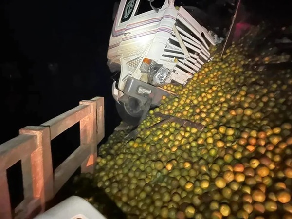 BATIDA ENTRE TRÊS CAMINHÕES DEIXA UM MOTORISTA MORTO E PONTE COBERTA POR LARANJAS