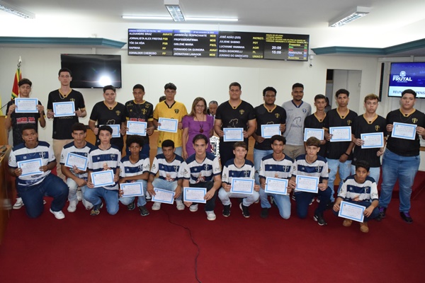 ATLETAS DO HANDEBOL SÃO HOMENAGEADOS COM MOÇÃO DE APLAUSO PELA CÂMARA DE FRUTAL