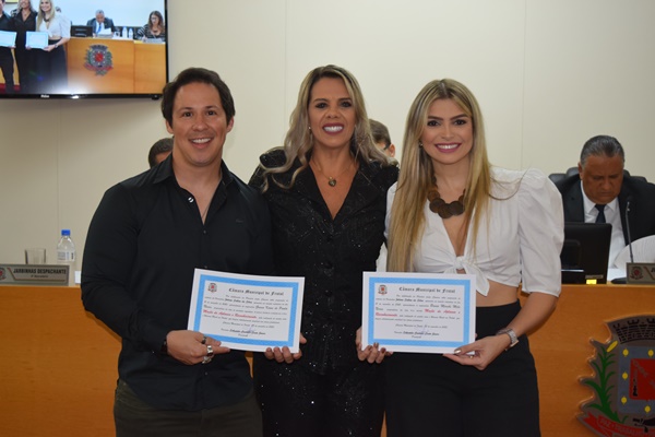 VEREADORA JULIENE SABINO PRESTA HOMENAGENS PARA PROFISSIONAIS E PESSOAS DESTAQUES EM FRUTAL