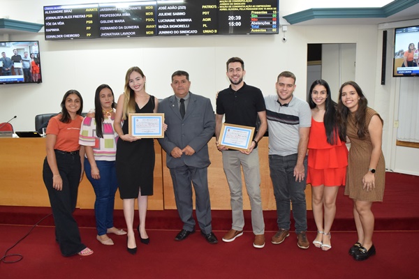 ESTUDANTES UNIVERSITÁRIOS RECEBEM 