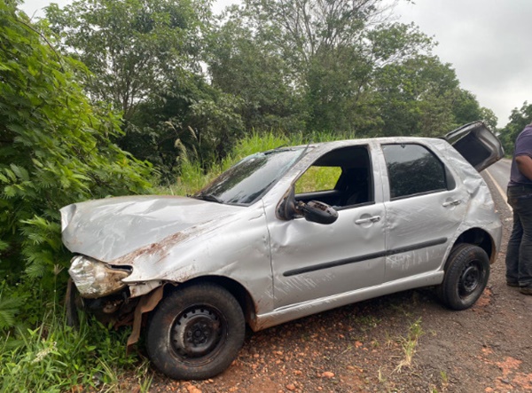 MOTORISTA DE CARRO PERDE CONTROLE, E CAPOTA VEÍCULO APÓS BATER NA LATERAL DE CAMINHÃO NA MG 255