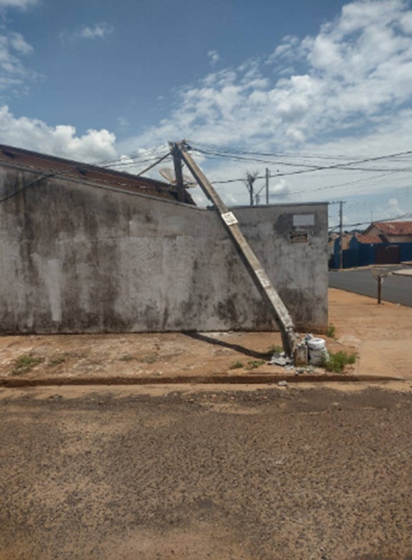 CAMINHÃO BATE EM POSTE DA CEMIG E O DERRUBA SOBRE UMA CASA NO ALTO BOA VISTA