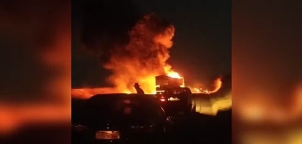 DUAS PESSOAS MORREM CARBONIZADAS APÓS CARRO BATER DE FRENTE COM CAMINHÃO E PEGAR FOGO NO INTERIOR DE SP