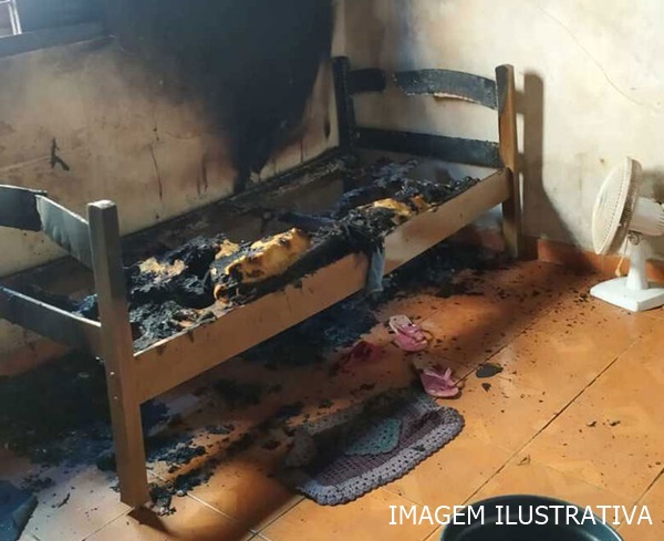 HOMEM CHEGA EM SUA CASA E SE DEPARA COM CAMA INCENDIADA