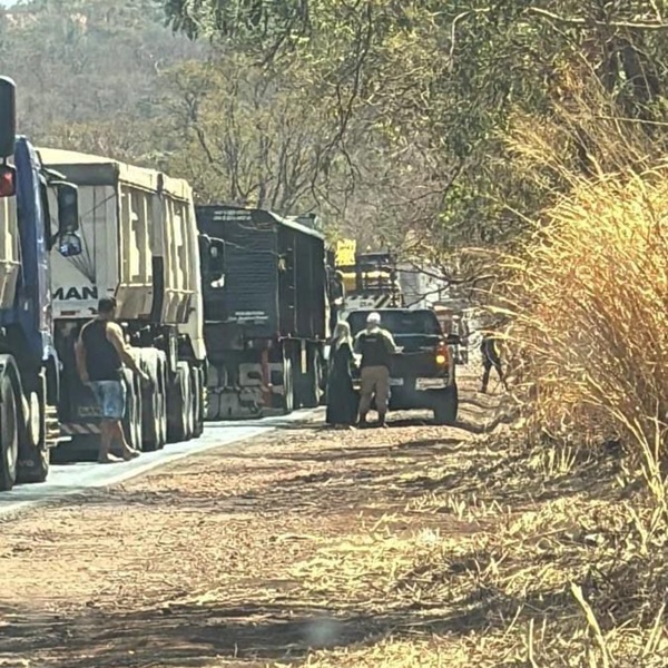 RODOVIA FICA INTERDITADA PARA REMOÇÃO DE CARRETA