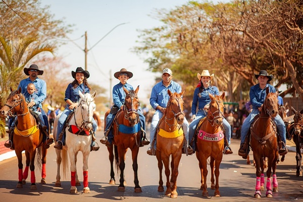 CAVALGADA MARCA ABERTURA DA 37ª FESTA DO PEÃO DE PIRAJUBA