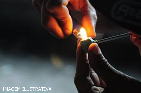 POLÍCIA MILITAR PRENDE HOMEM SUSPEITO DE USO E CONSUMO DE DROGAS 