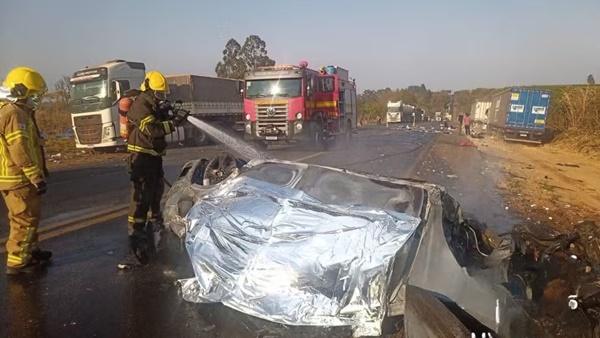 ACIDENTE ENTRE DOIS CARROS E UM CAMINHÃO DEIXA MORTOS NA BR-365, EM PATROCÍNIO