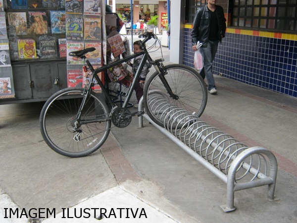 LADRÃO FURTA BICICLETA TRANCADA EM ESTACIOMENTO DE EMPRESA DE FRUTAL