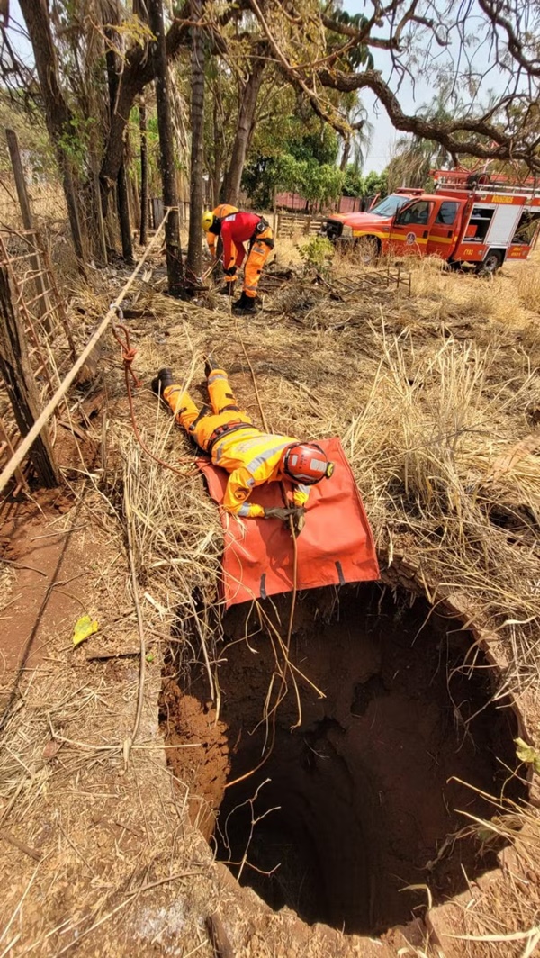 CAVALO PULA CERCA E CAI EM BURACO DE 12 METROS DE PROFUNDIDADE