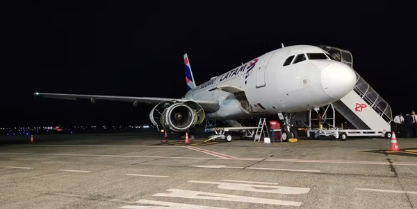 AVIÃO RETORNA AO AEROPORTO DE UBERLÂNDIA APÓS COLIDIR COM PÁSSARO