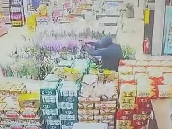 TRIO ROUBA SUPERMERCADO E LEVA QUASE R$ 2 MIL DE CAIXA EM UBERLÂNDIA; UM FOI PRESO