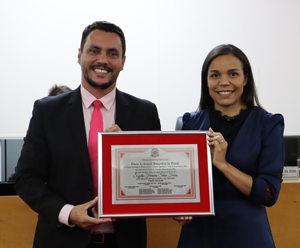 ALEXANDRE FAZ ENTREGA DE TÍTULOS DE CIDADÃ HONORÁRIA E SERVIDOR PÚBLICO PADRÃO 