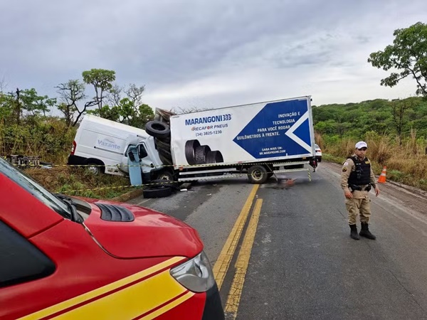 ACIDENTE ENVOLVENDO AMBULÂNCIA DEIXA 5 MORTOS NA BR-354 EM MG