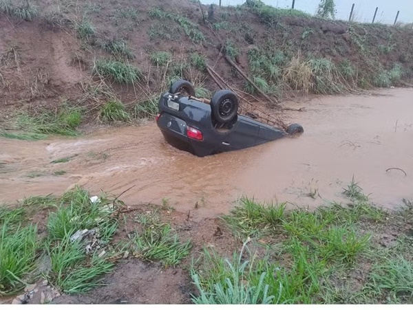 IDOSO FICA PRESO EM CARRO SUBMERSO EM ÁGUA DA CHUVA E É RESGATADO COM VIDA NA AMG-2555, EM UBERABA