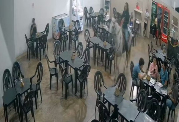 COWGIRL QUE ENTROU EM PIZZARIA MONTADA A CAVALO EM MG DIZ NÃO SE LEMBRAR DE NADA: 'DESCOBRI PELAS REDES SOCIAIS'