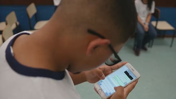 COMISSÃO DA CÂMARA APROVA PROJETO QUE PROÍBE O USO DE CELULAR EM ESCOLAS PÚBLICAS E PRIVADAS